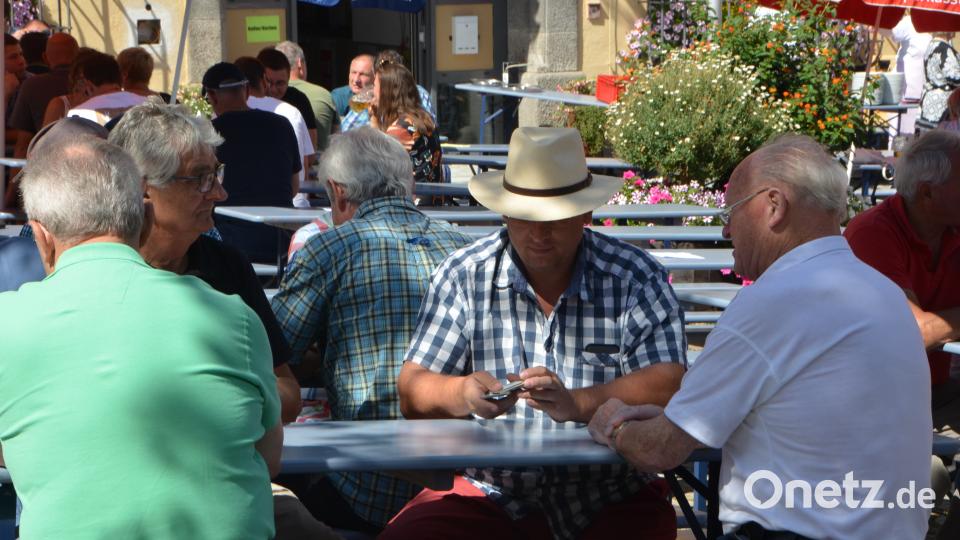 Ein zünftiger Schafkopf wurde beim Frühschoppen am Sonntag gespielt. dob