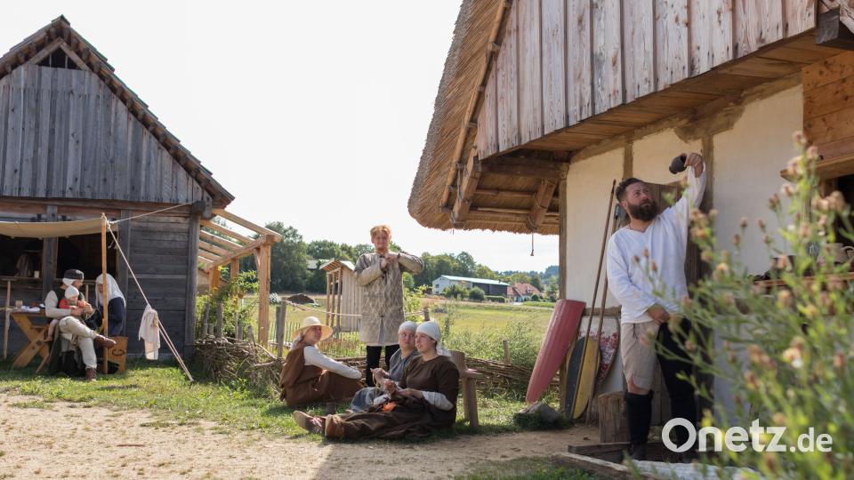 Während die Kämpfer übten, fand reges Lagerleben mit Produktion von Bekleidung und Waffen, Gartenarbeit und reichlich Arbeit für die Handwerker statt. dtr