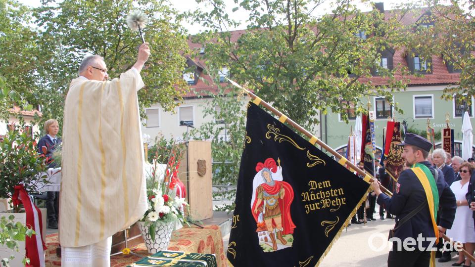 Ein Höhepunkt beim Festgottesdienst zum 150. Jubiläum der Tirschenreuther Feuerwehr war die Fahnenweihe durch Pfarrer Georg Flierl (links). kro