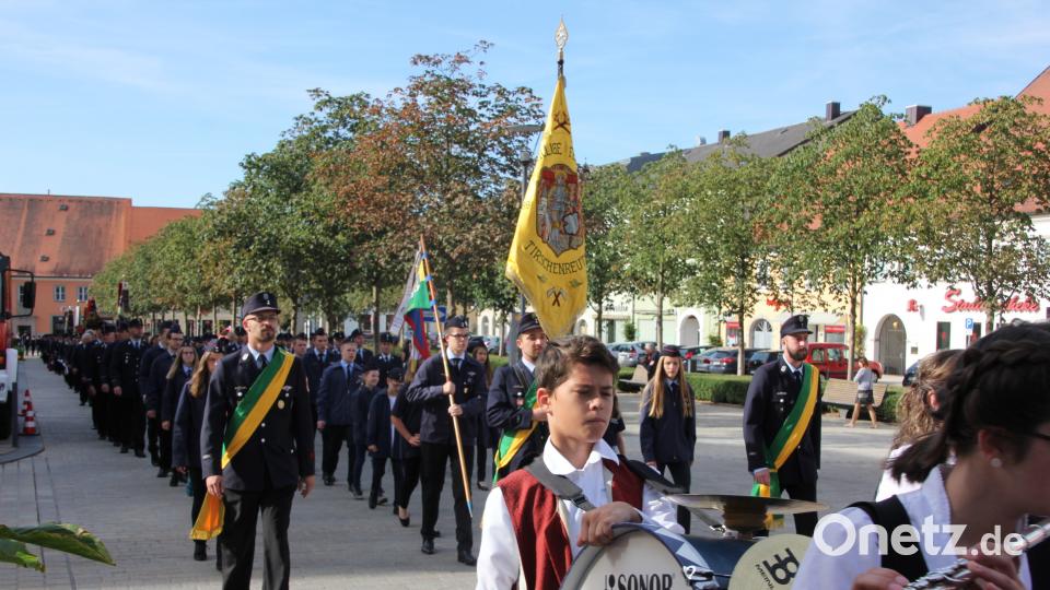 Angeführt von der Großkonreuther Blasmusik bewegte sich ein imposanter Kirchenzug mit nahezu fünfzig Vereinen durch die Kreisstadt. kro