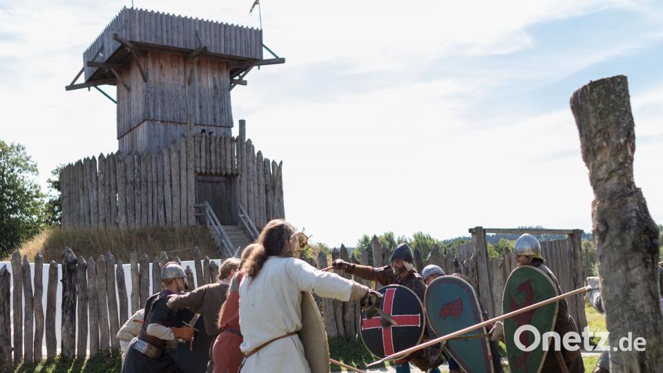 Akribisch wurden mit authentischen Waffen und Gewändern Formationen, Einzel- und Gruppenkämpfe geübt. Diese Übung war der Grundstein für den Kampf der Epochen. dtr