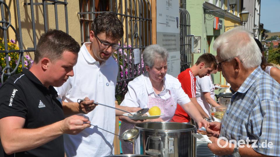 Schweinebraten mit Knödel finden immer besten Anklang. Da greift selbst der SpVgg-Vorsitzende Uli Münchmeier (Zweiter von links) zum Schöpflöffel. dob