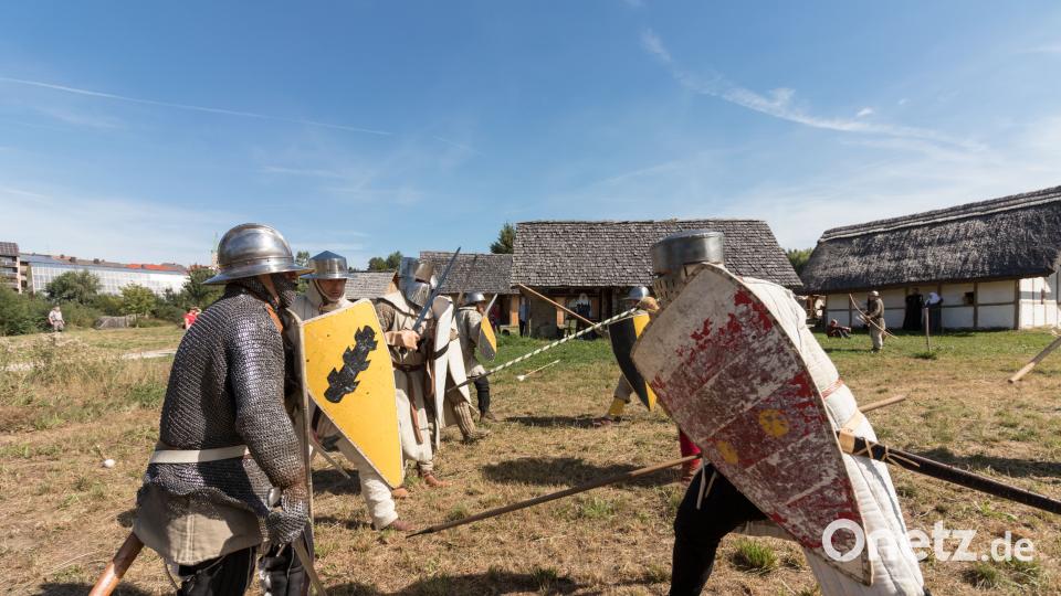 Akribisch wurden mit authentischen Waffen und Gewändern Formationen, Einzel- und Gruppenkämpfe geübt. Diese Übung war der Grundstein für den Kampf der Epochen. dtr