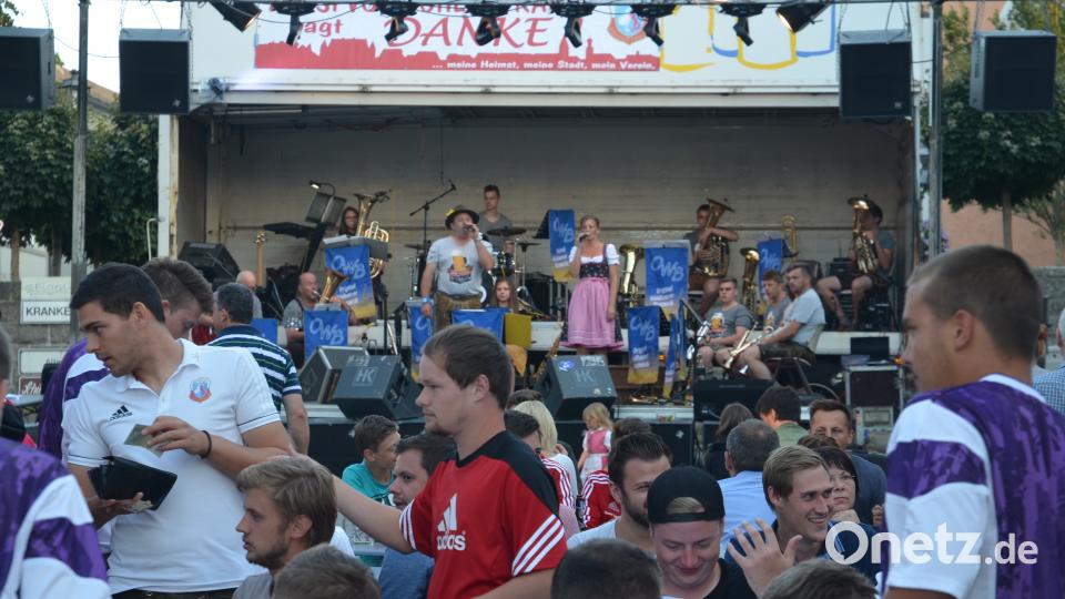 Die vielen Besucher sind in absoluter Feierlaune beim 32. Altstadtfest in Vohenstrauß. dob