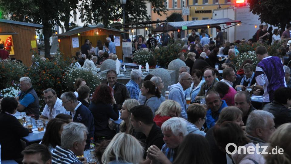 Um den Rathausbrunnen lässt es sich gut feiern. dob