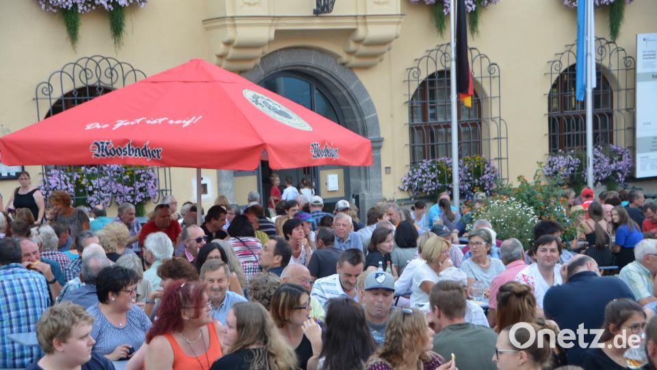 Bis tief in die Nacht zum Montag ging die Post vor dem Rathaus ab. dob