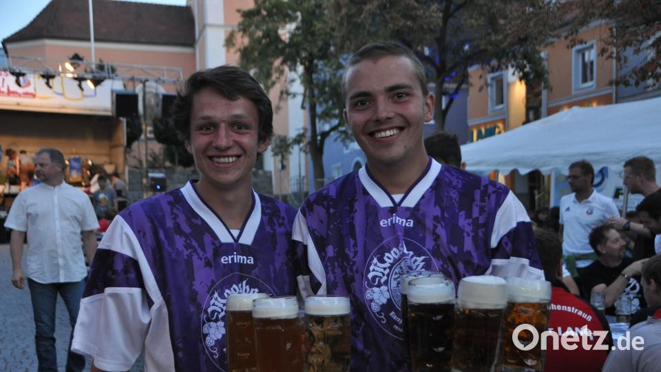 Die Fußballer beweisen sich nicht nur auf dem grünen Rasen sondern auch als zuvorkommende Ober beim Altstadtfest. dob