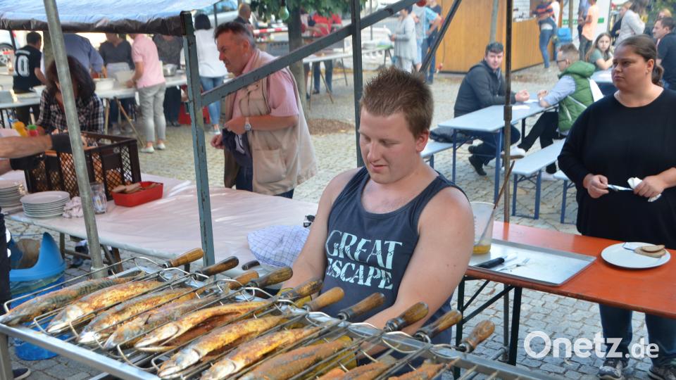 Fangfrische Forellen werden auf dem Grill zubereitet. dob