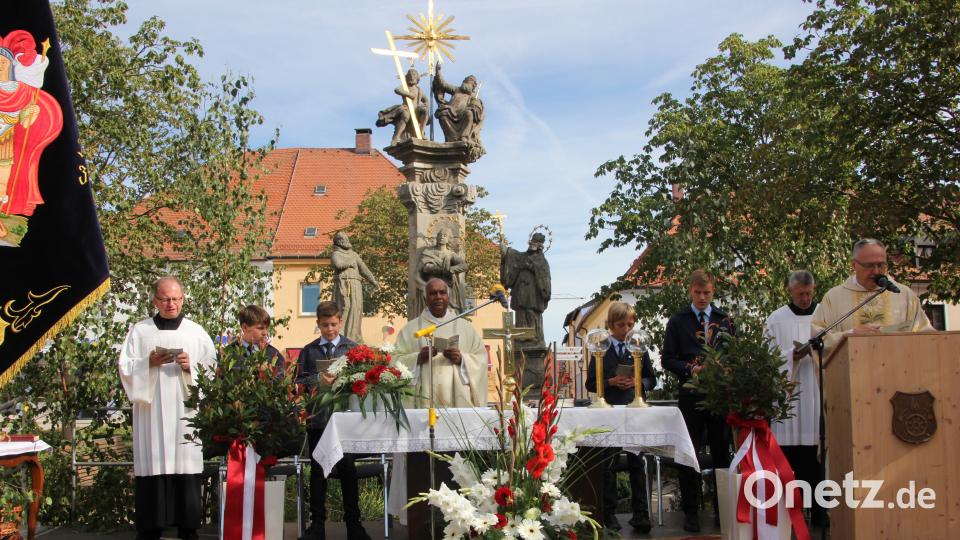 Imposantes Bild beim Festgottesdienst, den Stadtpfarrer Georg Flierl zelebrierte. Konzelebrant war Pater Gabriel Samson. kro