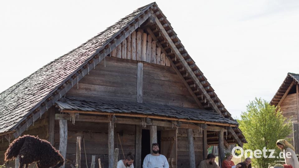 Während die Kämpfer übten, fand reges Lagerleben mit Produktion von Bekleidung und Waffen, Gartenarbeit und reichlich Arbeit für die Handwerker statt. dtr