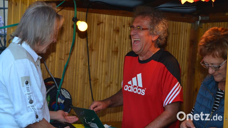 Jugendabteilungsleiter Alfons Raab verwaltet die Altstadtfest-Kasse und hat trotzdem Zeit für einen kleinen Spaß zwischendurch. dob