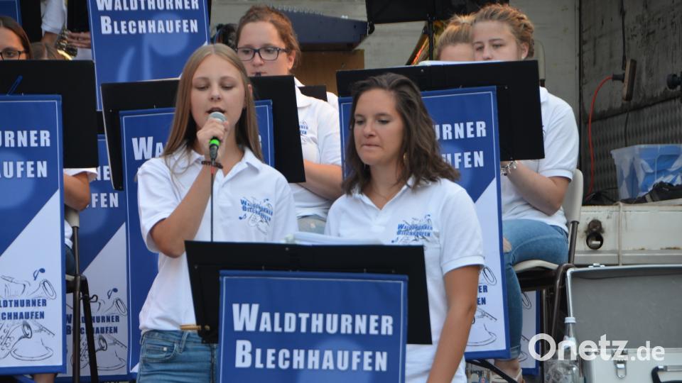 Die Mädels vom &quot;Waldthurner Blechhaufen&quot; gaben musikalisch mit den Jungs im Ensemble richtig Gas. dob