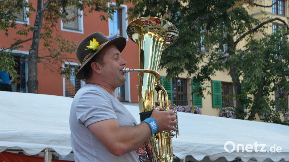 Armin Bauer von der Original Waidhauser Blasmusik gibt beim Altstadtfest in Vohenstrauß mit seinem Bariton eine Solo-Kostprobe. dob