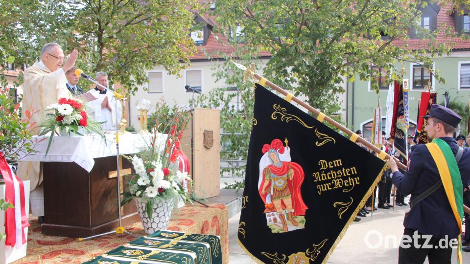 Ein Höhepunkt des Festgottesdienstes, die Fahnenweihe. kro