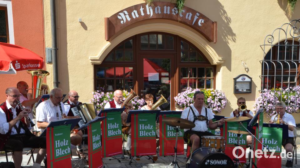 Die Musikanten der Gruppe &quot;Weidener Holz Blech&quot; unterhielten die Gäste beim Frühschoppen meisterlich. dob
