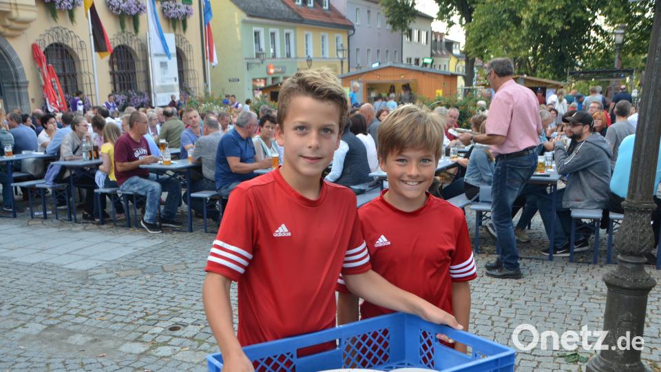 Auch die Nachwuchsfußballer sind beim Altstadtfest in Vohenstrauß eingespannt. dob