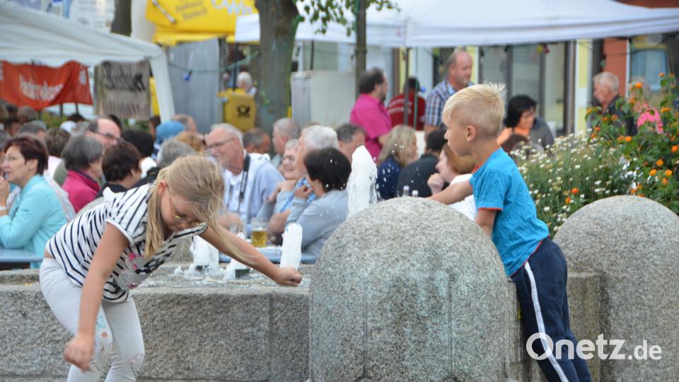 Der Brunnen inmitten des Altstadtfests Vohenstrauß bietet genügend Spielmöglichkeiten für die kleinen Gäste. dob