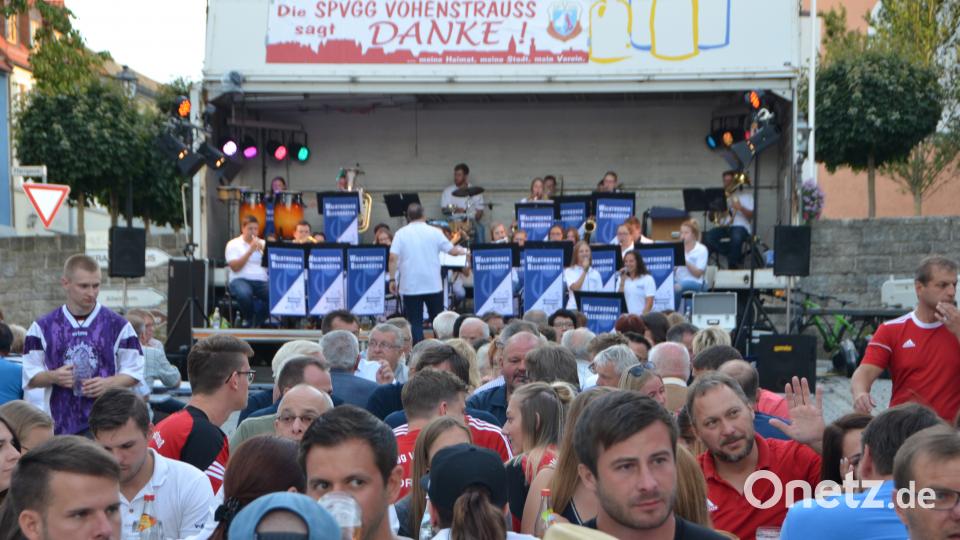 Der &quot;Waldthurner Blechhaufen&quot; feiert mit den Fußballern der Spielvereinigung und mit allen anderen Gästen ein traumhaftes Altstadtfest. dob