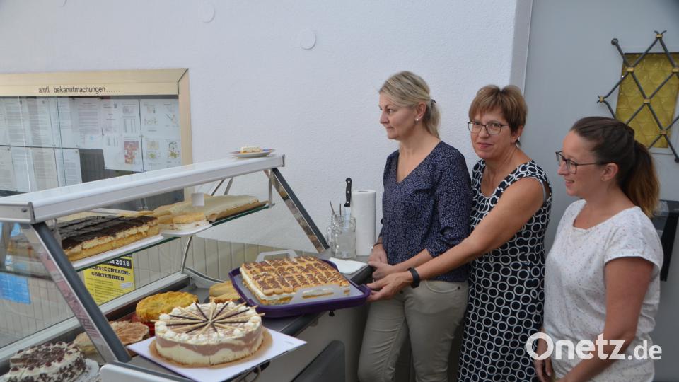 Die SpVgg-Frauen betätigten sich am Sonntag als Kuchenverkäuferinnen und gaben die süßen Versuchungen an die Schleckermäuler zur Kaffeezeit weiter. Regelrechte Kunstwerke schafften es in die Theke im Rathauseingang. Sabine Lukas, Gerlinde Grosser und Sonja Münchmeier (von links nach rechts) waren die Backwarenspezialistinnen. dob