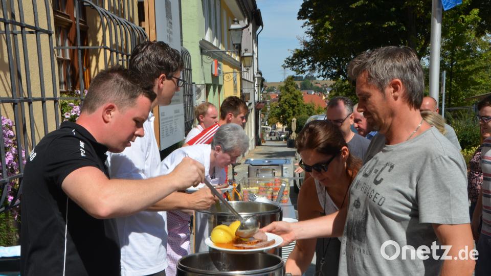 Schlangestehen bei der Essensausgabe. Der Schweinebraten kommt bei den Gästen bestens an. dob