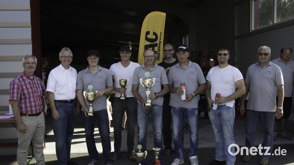 Bürgermeister Karl Bley und Flugplatzbesitzer Helmut Matschi übergaben die Preise an Sportleiter und Sieger Gruppe „F“ Christian Graßman jun., Christian Zollner (Sieger FS) und Gesamtsieger Robert Stangl (von links). Mit im Bild Christian Graßmann sen. (zweiter Vorsitzender AC Nittenau), Robert Hochmut und Vorsitzender Hans Seebauer (rechts). exb