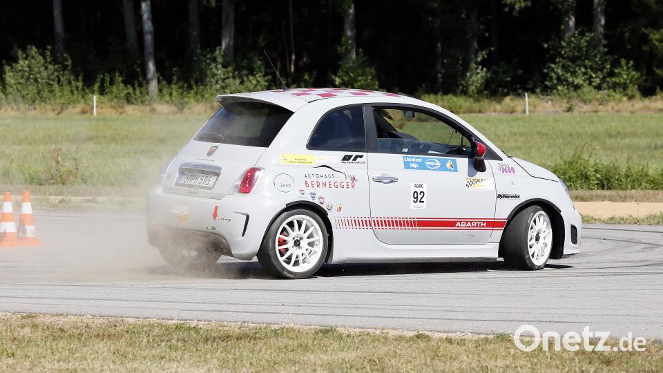 Peter Müller (Flintsbach) ließ es auf seinem Fiat Abarth kräftig stauben. Am Ende reichte es für den kleinen Flitzer für Platz 72. Hösamer