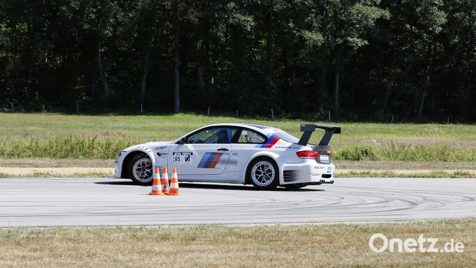 Christian Graßmann jun. (AC Nittenau) jagte den sehr breiten BMW M3 gekonnt um die Pylonen. Er holte sich &quot;Bronze&quot; in der Gesamtwertung. Seinem Vater, der ebenfalls mit dem BMW startete, ließ er diesmal keine Chance und nahm ihm fast fünf Sekunden ab. Hösamer
