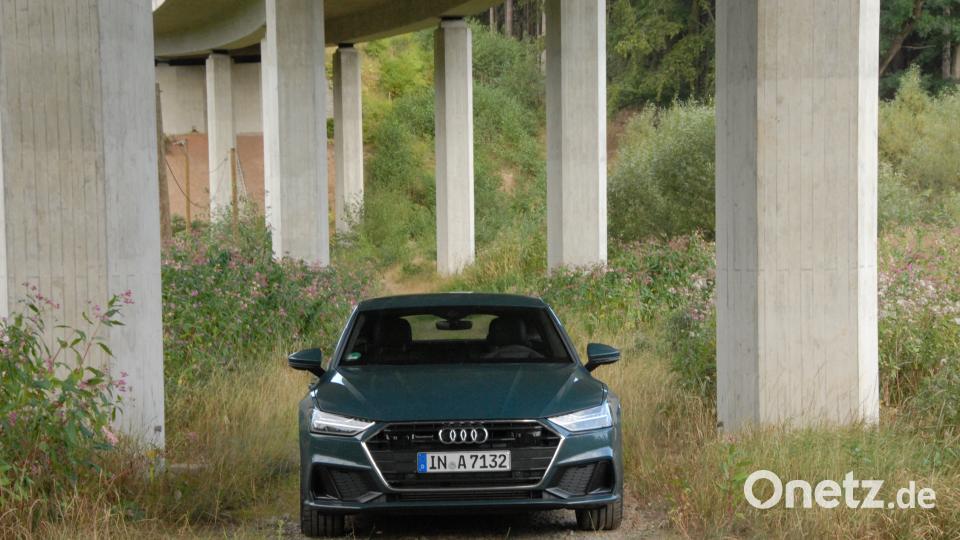 Der Allradantrieb Quattro, die Luftfederung (1990 €) und die Allradlenkung (1900 €) weisen den in der Spezialfarbe Avalongrün (2900 €) lackierten Testwagen als Kurvenräuber aus. Michael Ascherl