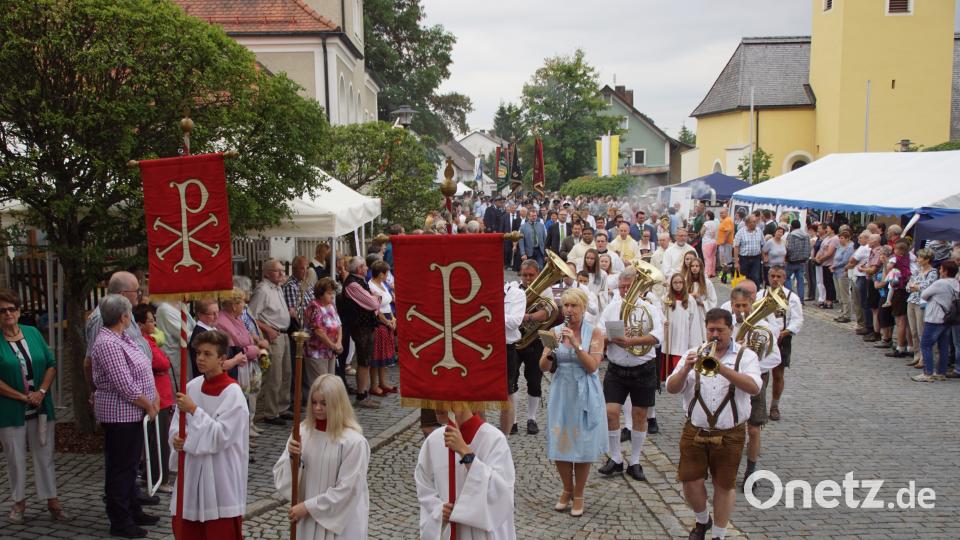 Der festliche Kirchenzug, an der Spitze das Kreuz und die Fahnen, auf dem Weg zum Kalvarienberg. mmj