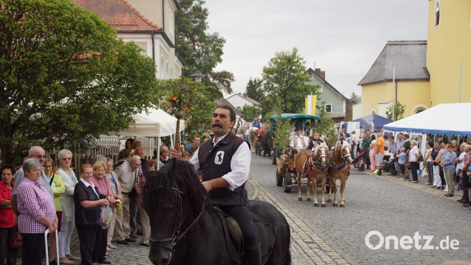Wallfahrer mit Pferden und Kutschen waren beim Kirchenzug dabei. mmj