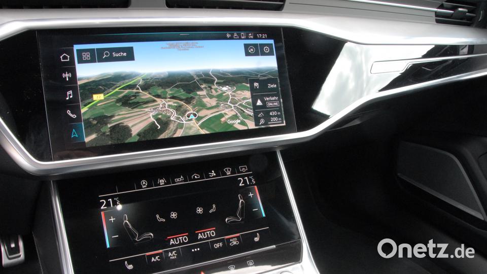 Der obere Monitor steuert die zentralen Funktionen wie Navigation, Fahrzeugeinstellungen oder Audioprogramme, der untere ist fürs Klima da. Michael Ascherl
