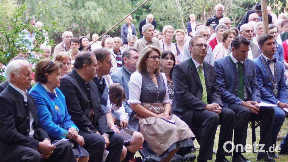 Die Ehrengäste beim Festgottesdienst nahe der Kreuzigungsgruppe. mmj