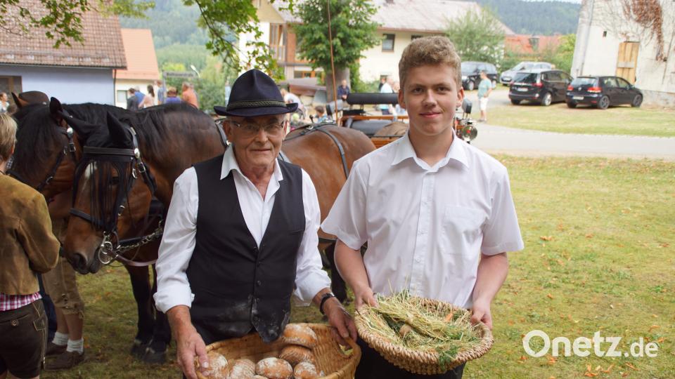 Für die Pferde segnete der Weihbischof Brot und Käuter. mmj