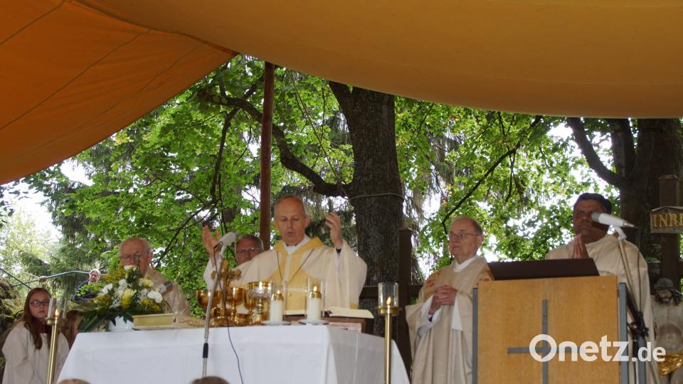 Weihbischof Reinhard Pappenberger und die Mitzelebranten beim Festgottesdienst. mmj