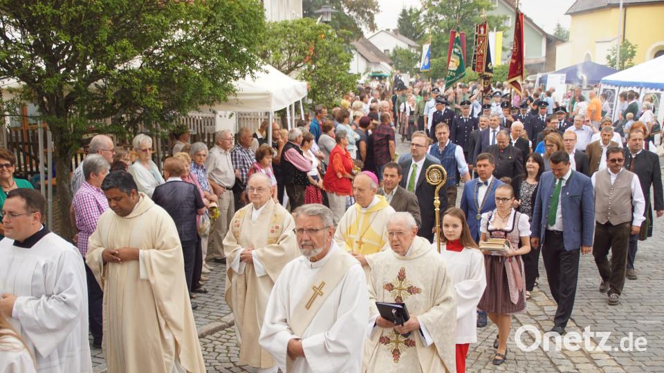 Die Geistlichen zogen mit Hauptzelebrant und Festprediger Weihbischof Reinhard Pappenberger zum Freialtar. mmj