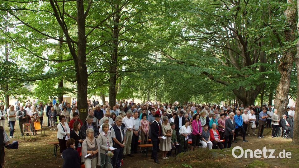 Viele Gläubige feierten den Festgottesdienst am Kalvarienberg mit. mmj