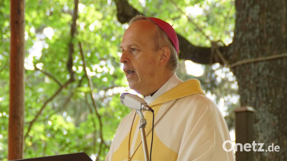 Festprediger Weihbischof Reinhard Pappenberger in Stadlern. mmj