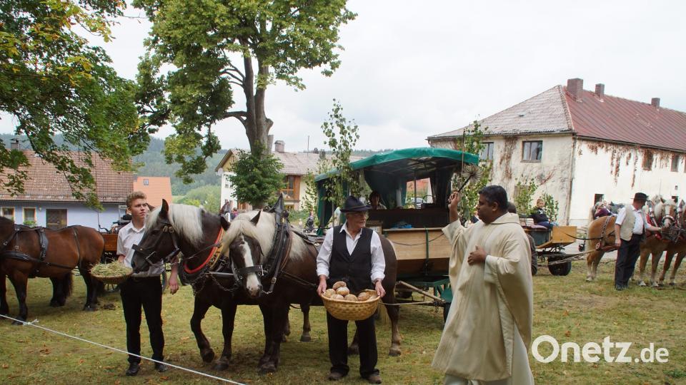 Pater Joseph segnete die Pferde. mmj