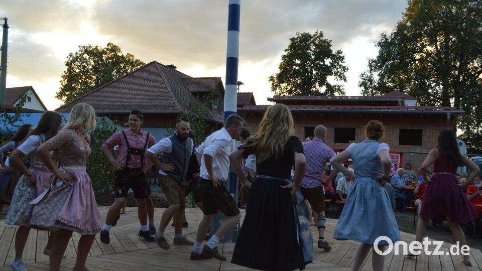 Traditionell stellten die Hüttner Kirwaburschen ihren Baum auf. Nach dem Austanzen waren Luis und myd