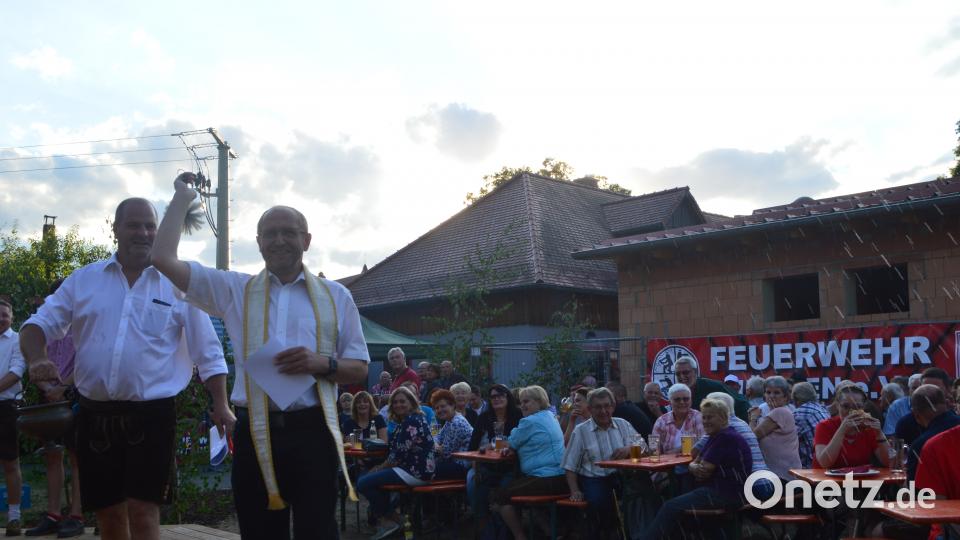 Traditionell stellten die Hüttner Kirwaburschen ihren Baum auf. Nach dem Austanzen waren Luis und myd