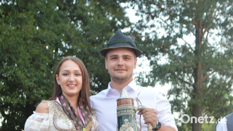 Traditionell stellten die Hüttner Kirwaburschen ihren Baum auf. Nach dem Austanzen waren Luis und myd