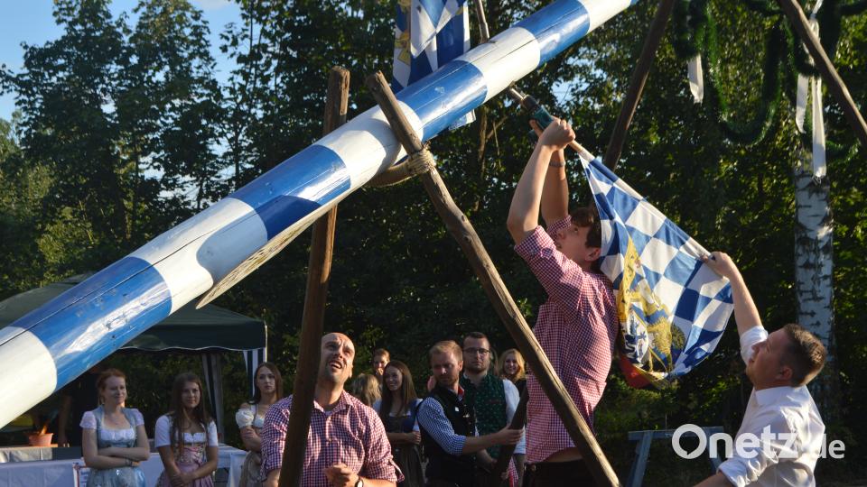 Traditionell stellten die Hüttner Kirwaburschen ihren Baum auf. Nach dem Austanzen waren Luis und myd