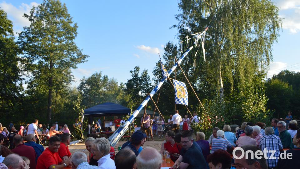 Traditionell stellten die Hüttner Kirwaburschen ihren Baum auf. Nach dem Austanzen waren Luis und myd