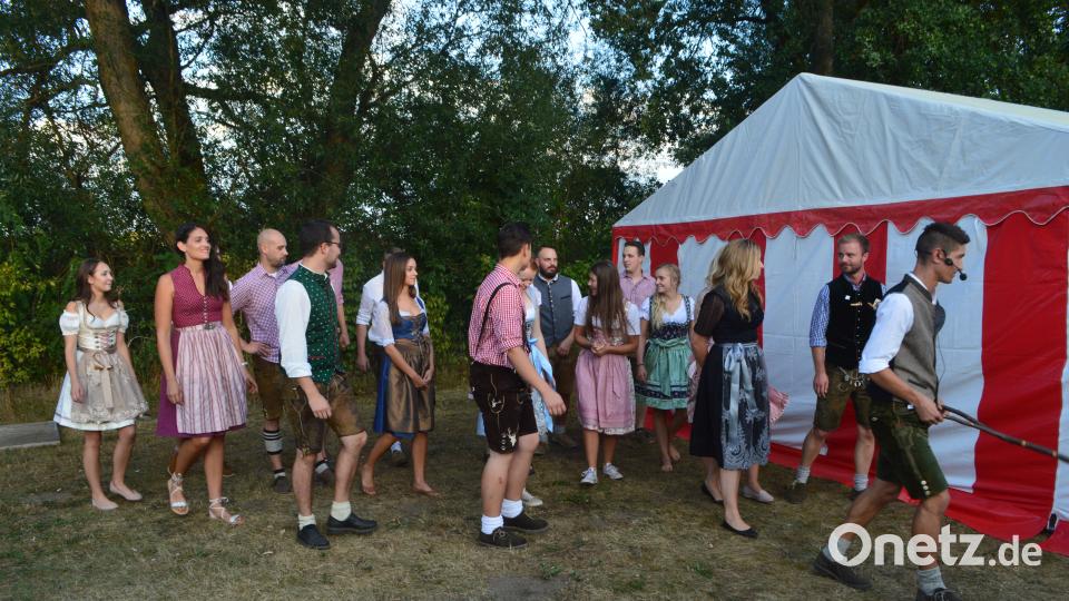 Traditionell stellten die Hüttner Kirwaburschen ihren Baum auf. Nach dem Austanzen waren Luis und myd