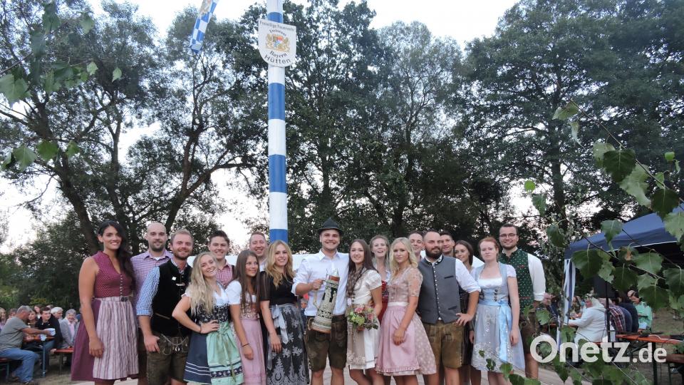 Traditionell stellten die Hüttner Kirwaburschen ihren Baum auf. Nach dem Austanzen waren Luis und myd