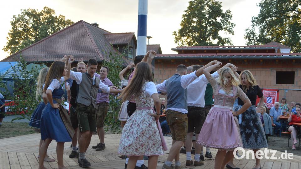Traditionell stellten die Hüttner Kirwaburschen ihren Baum auf. Nach dem Austanzen waren Luis und myd