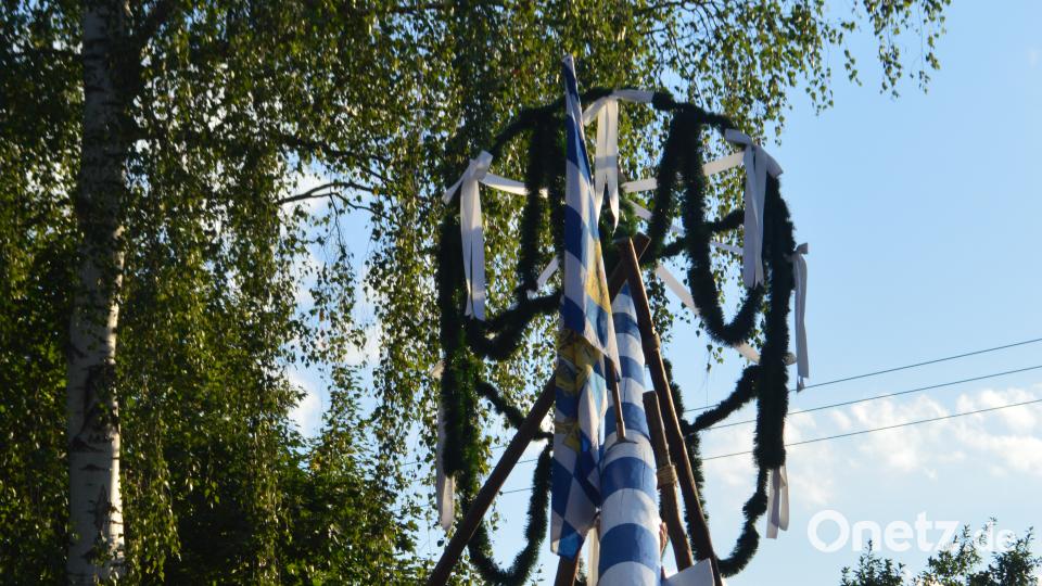 Traditionell stellten die Hüttner Kirwaburschen ihren Baum auf. Nach dem Austanzen waren Luis und myd