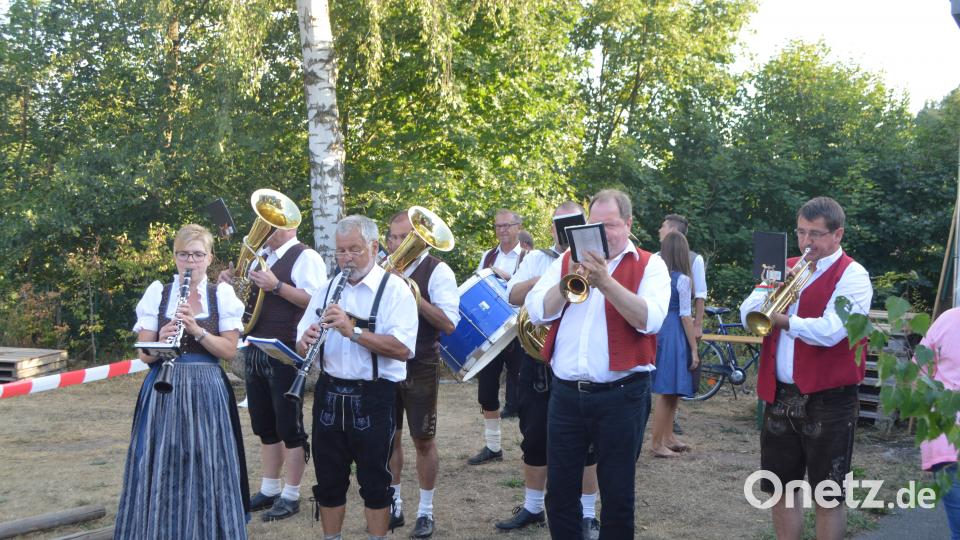 Traditionell stellten die Hüttner Kirwaburschen ihren Baum auf. Nach dem Austanzen waren Luis und myd