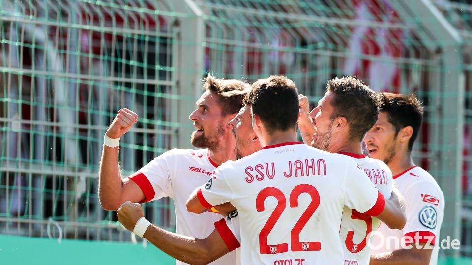 Regensburgs Spieler um Sebastian Stolze (M) jubeln nach dem 1:0. Jan Woitas/dpa