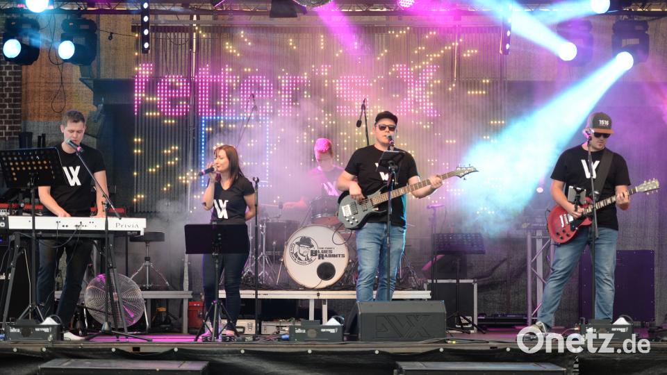 Vetter&#039;s X auf der Bühne der Beachparty 2018. brü